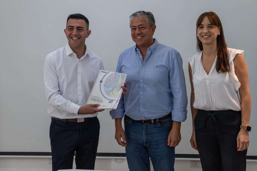 Entrega del Plan de Ordenamiento Territorial al intendente de Chos Malal, Nicolás Albarracín